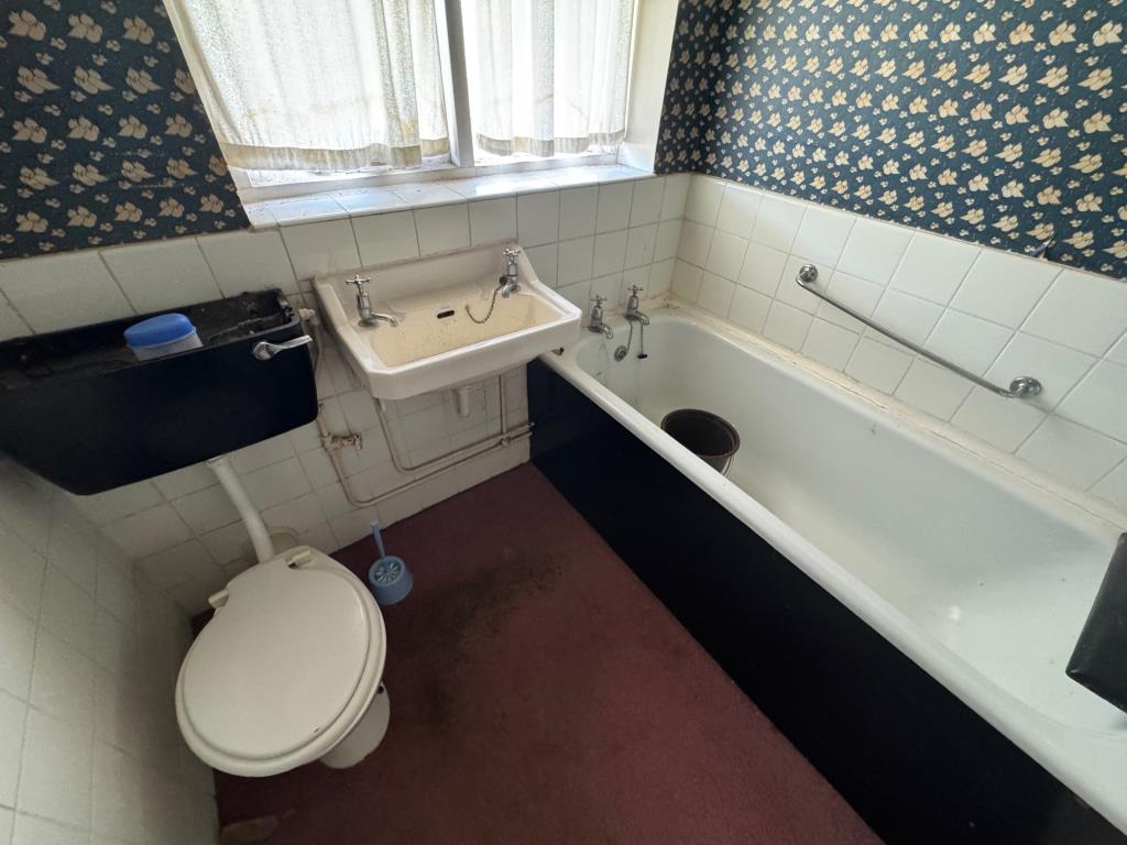 Lot: 12 - THREE-BEDROOM HOUSE FOR IMPROVEMENT WITH GARAGE EN-BLOC - Bathroom